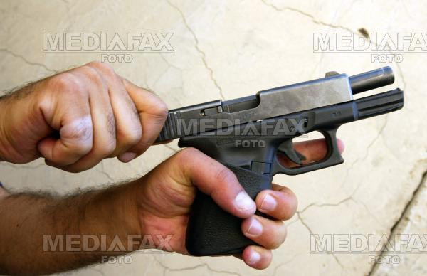 Politist comunitar, amenintat cu pistolul de un baiat de bani gata!