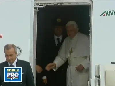 Papa a fost primit de sotii Sarkozy