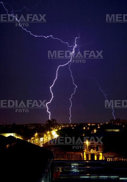 Vremea se strica rapid in toata tara, posibil sa cada si fulgi