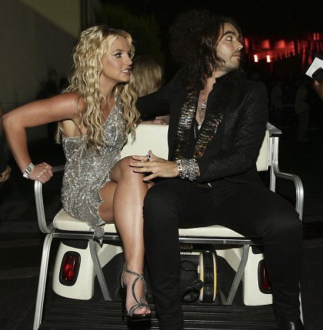 Britney se intalneste cu un fost dependent de droguri si sex!