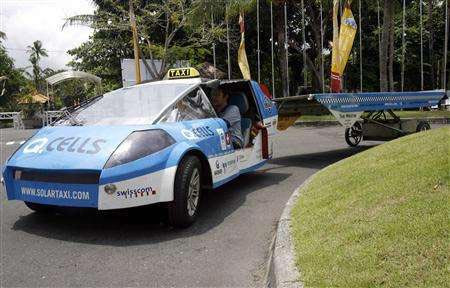 Secretarul general al ONU merge la munca cu taxiul solar