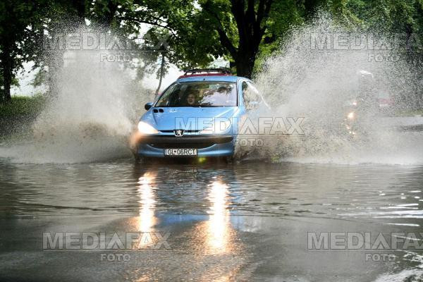 Galati: o ploaie torentiala a paralizat orasul