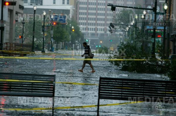 Stare de alerma maxima in Texas din cauza uraganului Ike