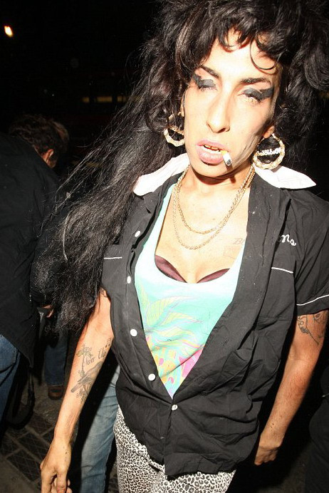 Amy Winehouse a vomitat pe rochii imprumutate