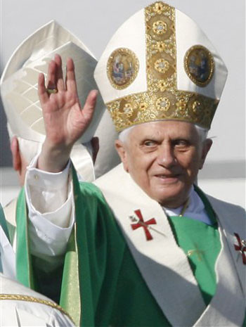 Papa Benedict a XVI-lea implineste 83 de ani! Aniversare in tacere