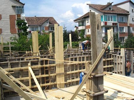 Tanar in coma, dupa ce s-a prabusit in gol opt etaje