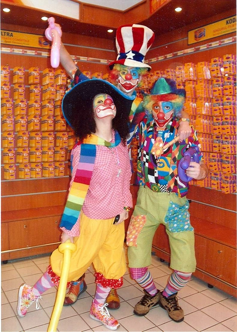 Si-au spus DA zambind: doi clovni si-au unit destinele!