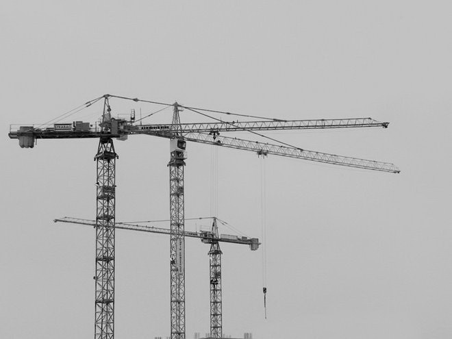 Muncitor roman, acrobat fara voia lui pe un santier din Italia