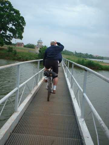 Injunghiat in inima pentru ca a vrut sa treaca primul podul