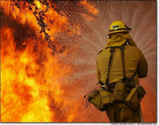 Incendiu de vegetatie urias in apropiere de San Diego, California