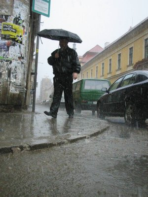 Meteorologii avertizeaza: frigul si inundatiile iau cu asalt Romania