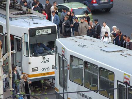 Filmul accidentului soldat cu 11 raniti dupa ce un tramvai si un autobuz s-au ciocnit in Capitala. Ce sustin cei implicati