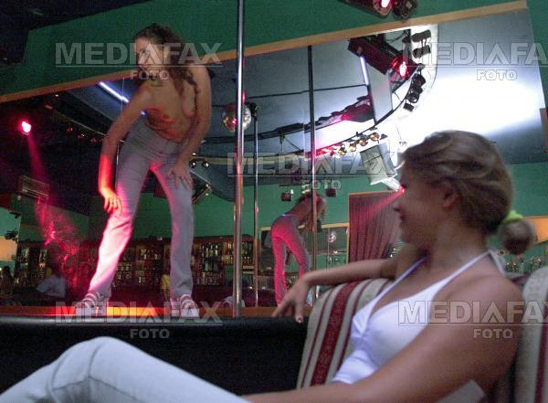 Secretara obligata prin contract sa faca strip-tease nelimitat pentru sef!