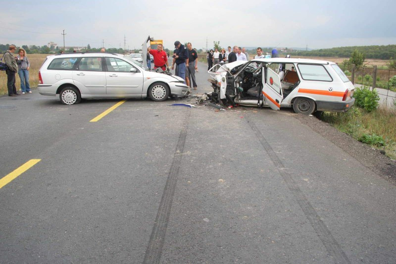 Doua microbuze, implicate intr-un grav accident pe DN7