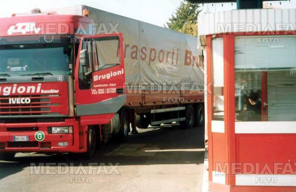 Au vrut sa iasa din Romania ascunsi intr-un TIR KFOR