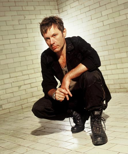 Bruce Dickinson a salvat 221 de turisti naufragiati