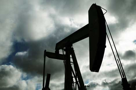 Preţul petrolului a scazut cu 4%, sub 93 dolari pe baril