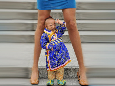 Cel mai scund barbat intre cele mai lungi picioare