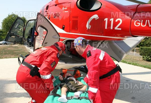 Fetita de 1 an si 7 luni, lovita cu masina de propriul tata