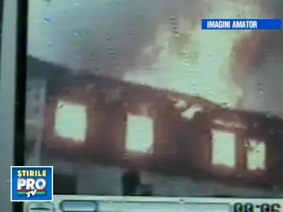 Cabana mistuita de flacari in Muntii Retezat