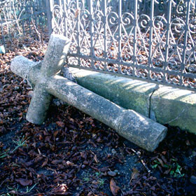 Zeci de morminte au fost profanate intr-un cimitir din Buzau