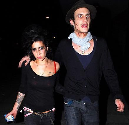 Amy Winehouse, ce barbat devotat ai!