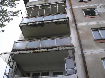 A vrut sa repare aparatul de aer conditionat, dar a cazut de la etajul 8!