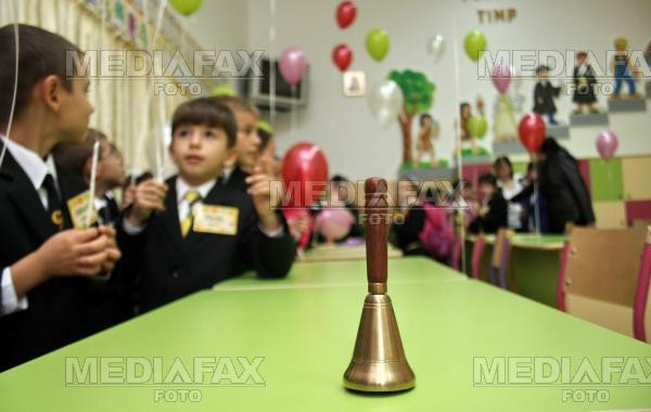 Elevii unei scoli din Alba invata in caminul cultural!