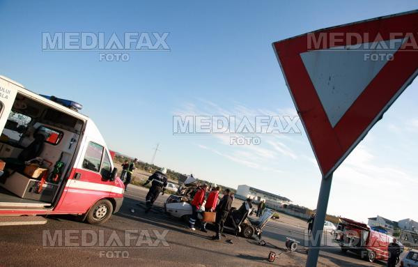 Trei masini implicate intr-un grav accident rutier pe Drumul European 87