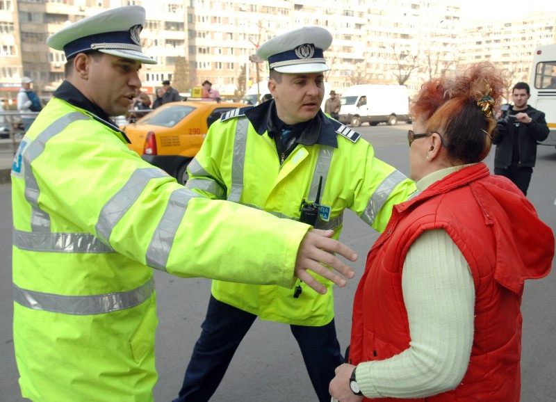 Sexul slab bea puternic la volan!