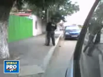 Politist comunitar, filmat cum isi facea nevoile in strada!