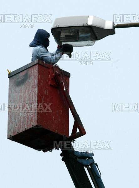 A intrat cu TIR-ul intr-un stalp de electricitate!