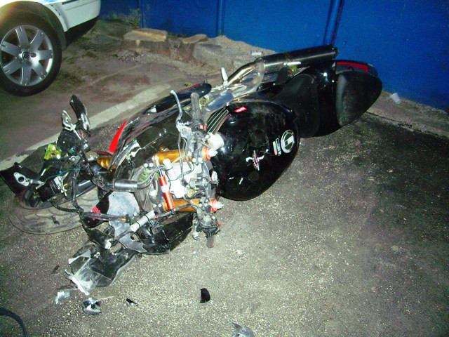 Baut si fara permis pe motocicleta. A intrat in doua masini