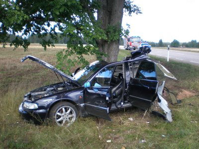 Doi tineri au scapat ca prin minune dupa ce au apasat prea tare acceleratia