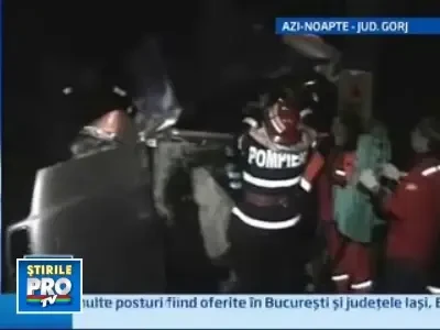 Doi tineri au scapat ca prin minune dupa ce au intrat cu masina intr-un cap de pod