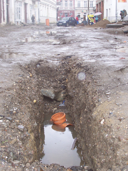 Un baietel de 2 ani a murit intr-o groapa din curtea unei scoli