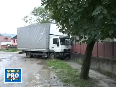 A intrat cu TIR-ul intr-un stalp de electricitate!