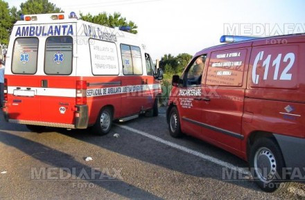 Trafic blocat pe DN 7! Un microbuz a intrat intr-un TIR