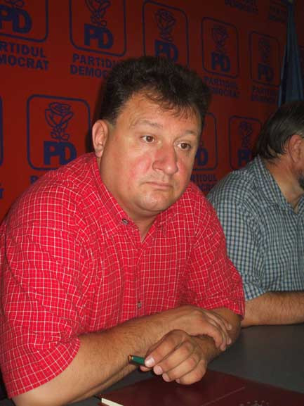 Elevii din Pitesti au primit caiete cu poza unui membru PD-L pe coperta!