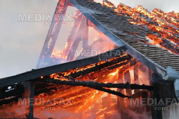Era sa arda de vie, incercand sa-si salveze locuinta de foc!
