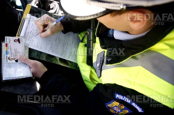 Dolj: politisti agresati de un tatal unui tanar prins pe scuter fara permis