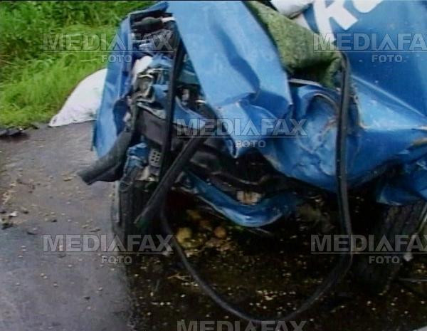 Sapte tineri au murit dupa ce masinile lor s-au izbit de capete de pod