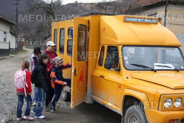 Merg la scoala trasi de tractor, desi microbuzele scolare zac nefolosite