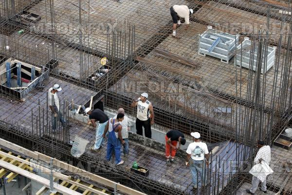 Chinezii le-au luat locul romanilor pe santierele de constructii