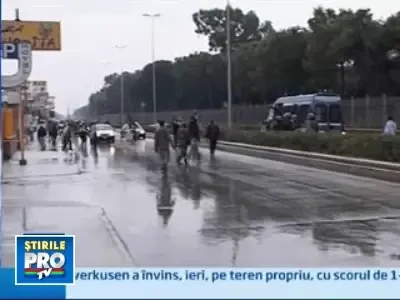 Italia: lupte de strada intre imigranii africani si fortele de ordine