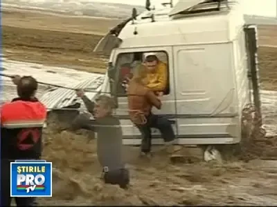 Doi georgieni au fost salvati din cabina unui tir blocat de puhoaie