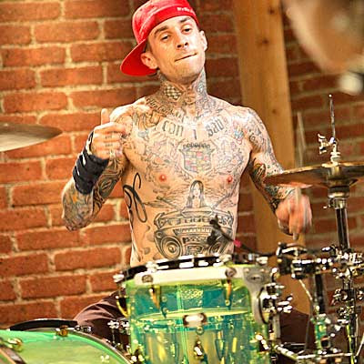 Travis Barker a scapat cu viata in urma parbusirii unui avion