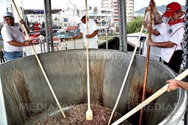 Harghita: sute de oameni s-au infruptat dintr-un gulas de 600 de kilograme