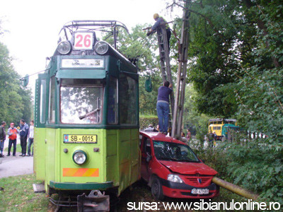 Tramvaiul de Rasinari a facut praf un automobil!