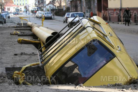 Un clujean a ajuns cu masina intr-o groapa de doi metri